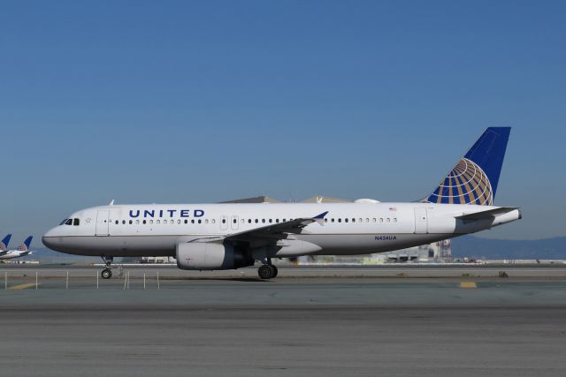 Airbus A320 (N424UA) - A United A320 taxiing to the gate after landing.