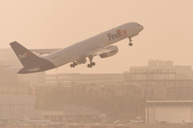 Boeing 757-200 (N973FD)