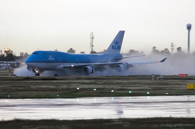 Boeing 747-400 (PH-BFS) - KLM splash
