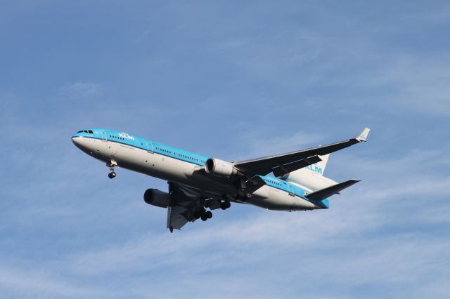 Boeing MD-11 (PH-KCG) - KLM MD11 landing on 11/4/10