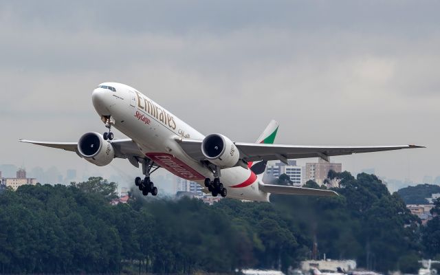 Boeing 777-200 (A6-EFS)