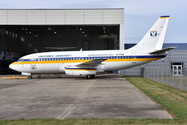 Boeing 737-200 (N737VU) - Vincennes University B732 mx training aircraft at their IND Aviation Technology School. Always nice to catch this pristine 737 outside the hangar. Ex United ship.