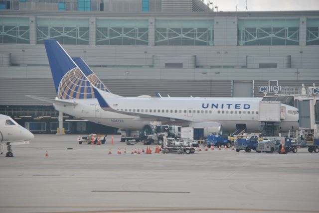 Boeing 737-700 (N21723) - N21723, United Airlines; 737-700, being serviced at Terminal 2 at KFLL prior to departure to Cleveland-Hopkins Intl (KCLE) on 10/01/2014...