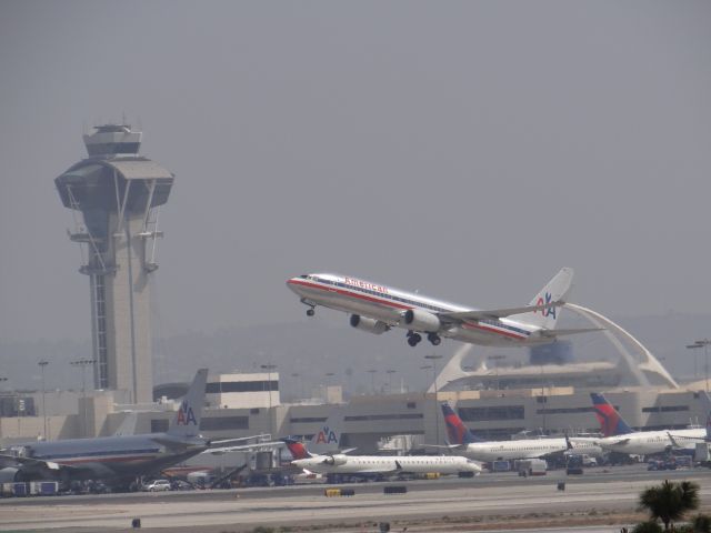 Boeing 737-800 (N909NN)