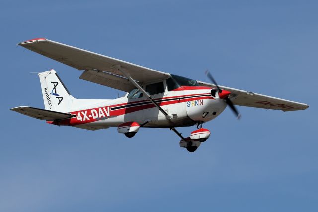 Cessna Skyhawk (4X-DAV) - 13/11/2021: A Reimes-Cessna on final to runway 11.