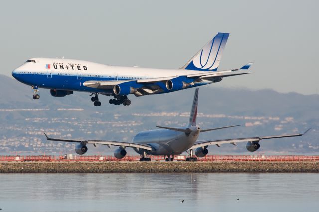 Boeing 747-400 (N189UA)