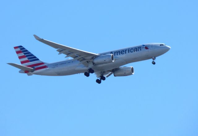 Airbus A330-200 (N280AY) - Shown here is an American Airlines Airbus A330-200 on final in the WInter of 2018.