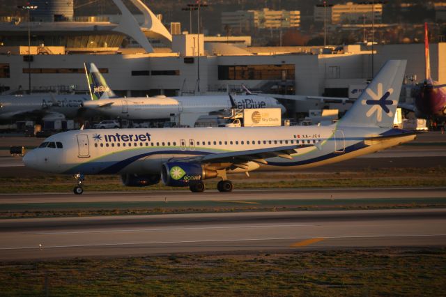 Airbus A320 (XA-JCV)