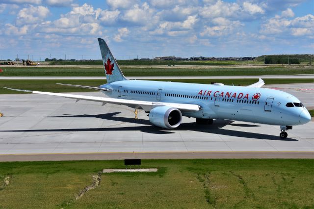 Boeing 787-9 Dreamliner (C-FGDT) - Air Canada Boeing 787-9 Dreamliner arriving at YYC on June 16.