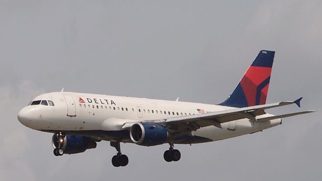 Airbus A318 (N316NB) - Ex-NWA, on final to 18R