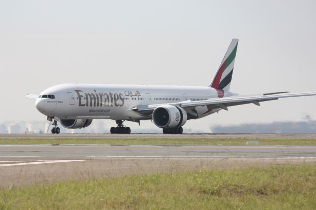 BOEING 777-300 (A6-EGA)