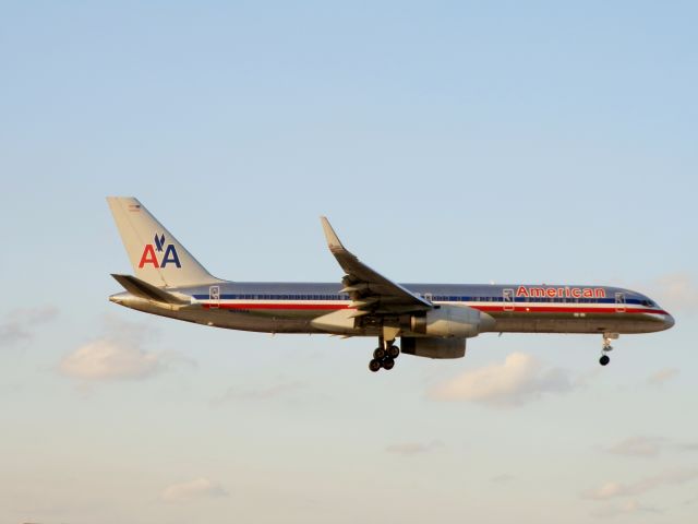 Boeing 757-200 (N628AA)