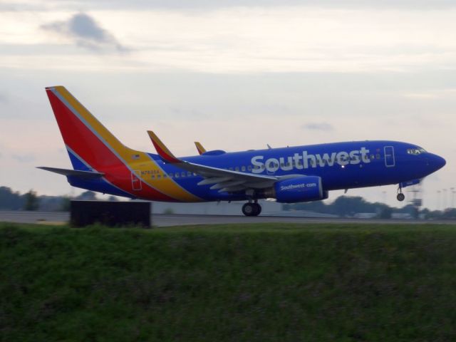 Boeing 737-700 (N7835A)