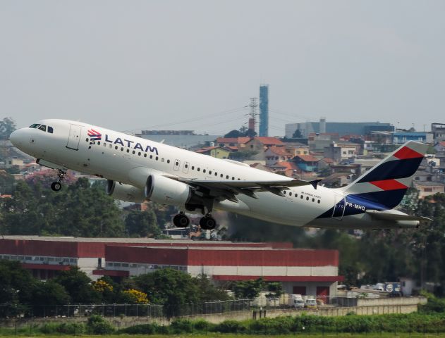 Airbus A320 (PR-MHQ)