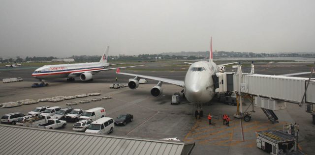 Boeing 747-400 (N663US) - Face to face with a 747-400