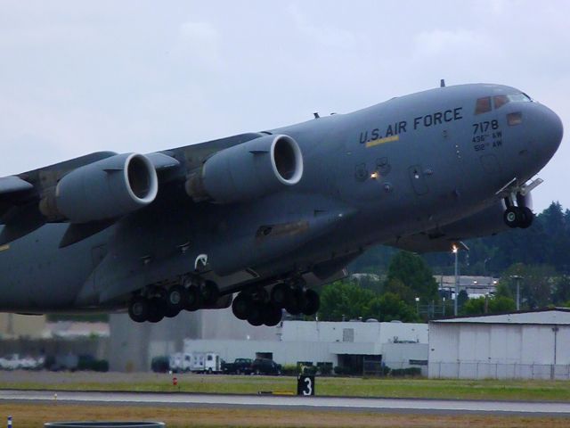 Boeing Globemaster III (N7178) - Ya gotta love the big guys.