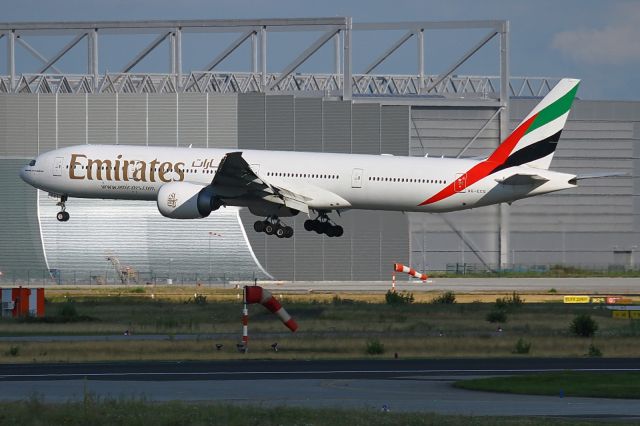 BOEING 777-300ER (A6-ECG) - photo taken 21-JUL-2012