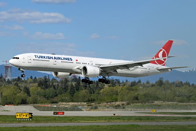 BOEING 777-300 (TC-JJR)