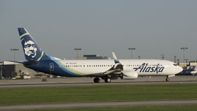 Boeing 737-900 (N237AK) - Departing runway 22