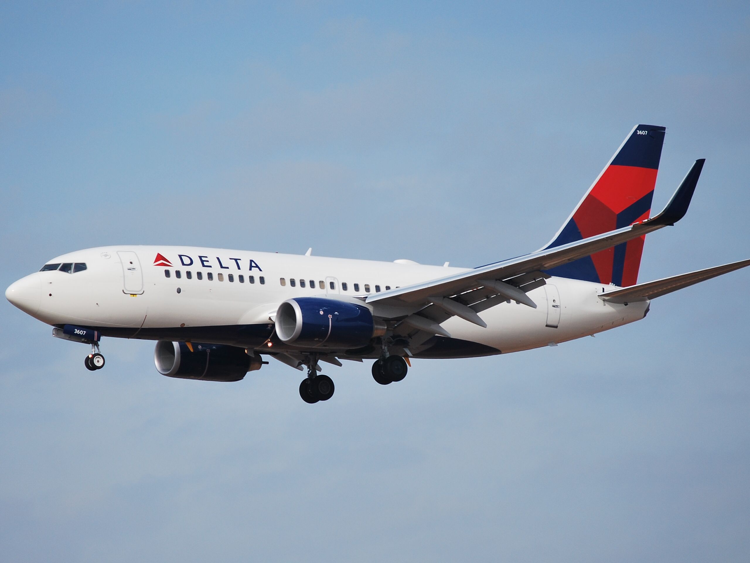 Boeing 737-700 — - Landing on runway 18C (Charlotte, NC) - 2/10/09