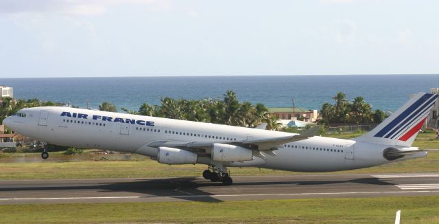 Airbus A340-300 (F-GLZS)