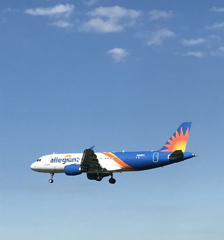 Airbus A320 (N285NV) - Runway 25 arrival! 9/18/22.