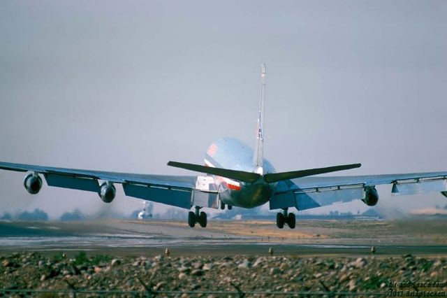 Boeing 707-300 — - American Airlines Boeing 707-323B on approach to land at Phoenix on February 8, 1975