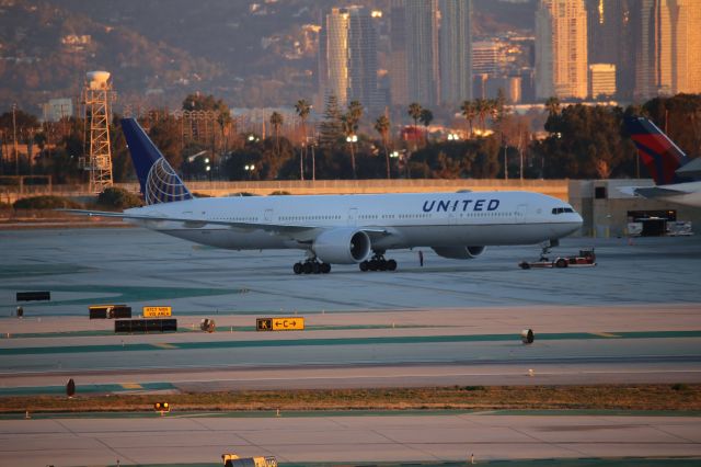 BOEING 777-300ER (N2747U)