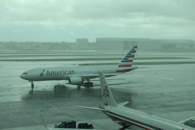 Boeing 777-200 (N787AL) - 091513 taxiing in during a downpour