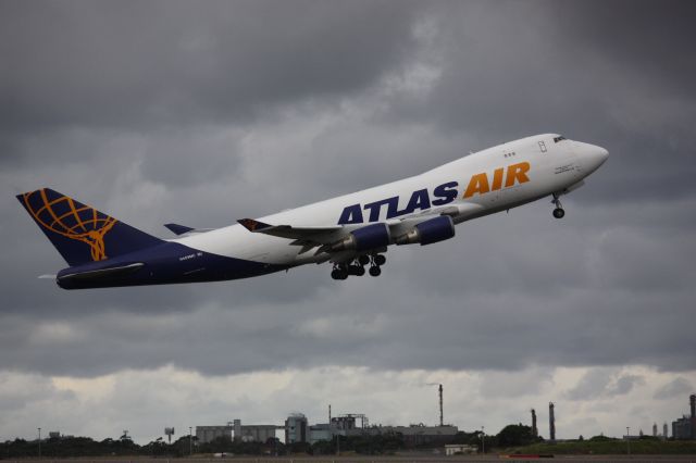 Boeing 747-400 (N409MC)