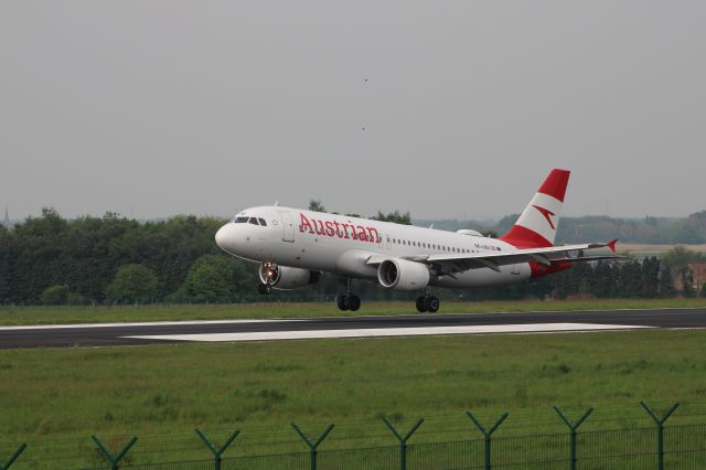 Airbus A320 (OE-LBU) - 25L spotting platform