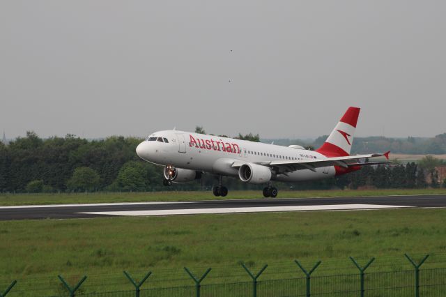 Airbus A320 (OE-LBU) - 25L spotting platform