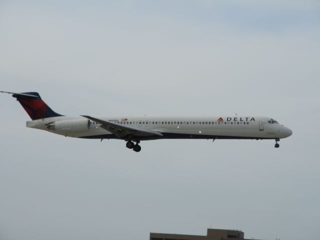 McDonnell Douglas MD-88 (N909DL)