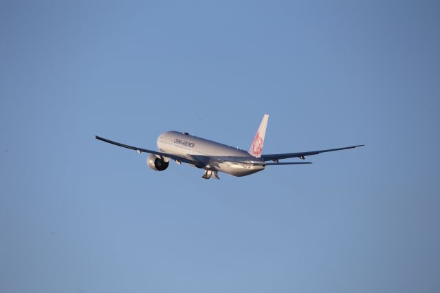 BOEING 777-300ER (B-18052)