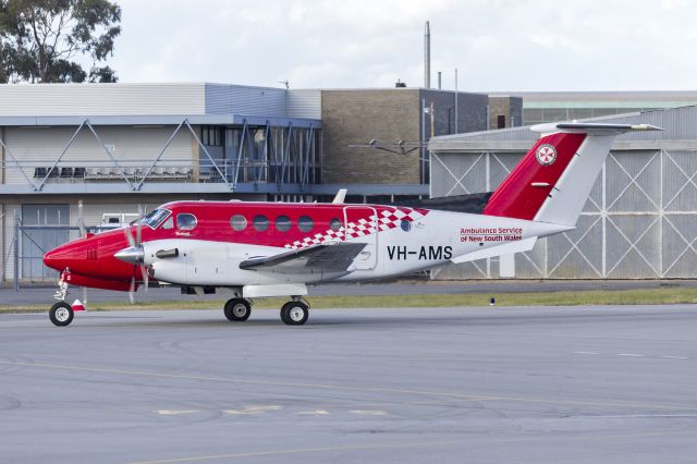 Beechcraft Super King Air 200 (VH-AMS) - Royal Flying Doctor Service, contracted to service fix wing operations for the NSW Ambulance Service, (VH-AMS) Raytheon Beech Super King Air B200C taxiing at Wagga Wagga Airport.