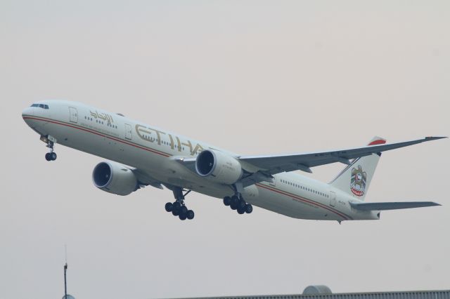 Boeing 777-200 (A6-ETM)