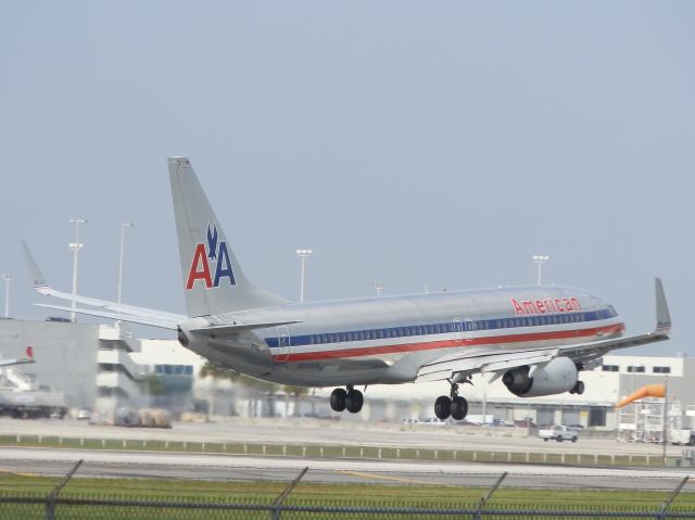 Boeing 737-800 (N933AN)