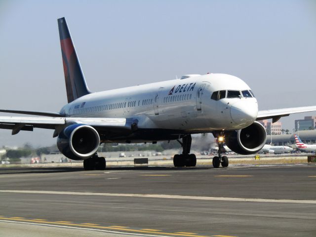 Boeing 757-200 (N658DL) - Taxiing to RWY 2L