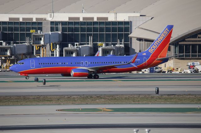 Boeing 737-800 (N8626B)