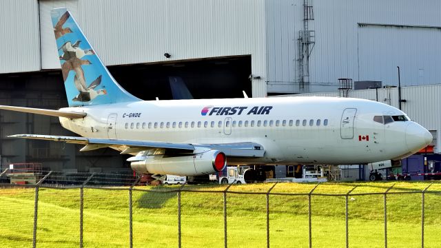 Boeing 737-200 (C-GNDE)