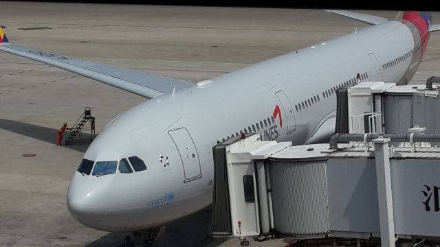 Airbus A330-300 (HL8282) - 9月9号在上海浦东机场坐飞机去韩国仁川OZ364航班的执行飞机HL-8282。。很新的一架飞机，很给力