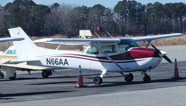 Cessna Skyhawk (N66AA) - N66AA stationary at KOXB