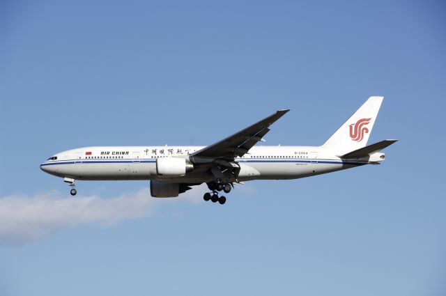 Boeing 777-200 (B-2064) - Final Approach to NRT Airport Runway 34L on 2011/12/30