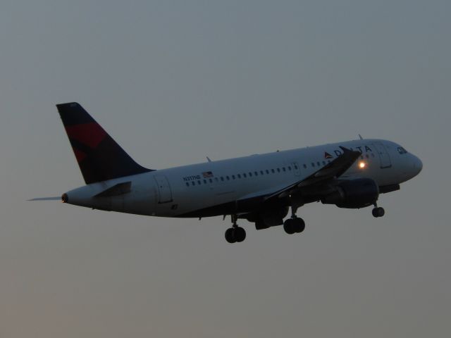 Airbus A319 (N317NB)