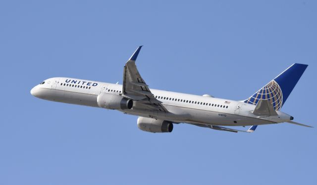 Boeing 757-200 (N18112) - Departing LAX