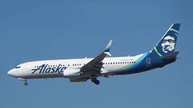 Boeing 737-800 (N518AS) - Arriving on Runway 20R