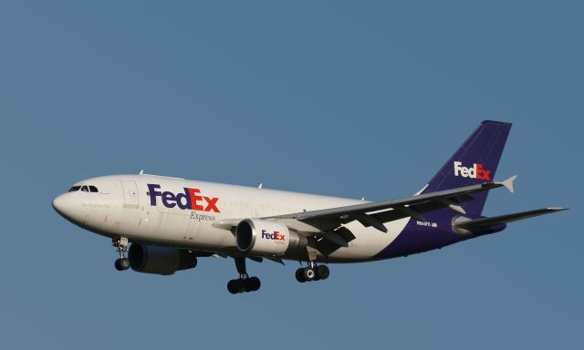 Airbus A310 (N805FD) - FedEx N805FD an Airbus A310-324 is arriving at BUR, BOB Hope airport in Burbank.