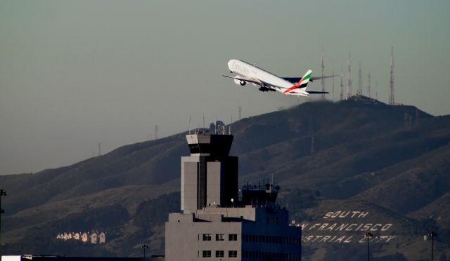 BOEING 777-300ER (A6-ECT)