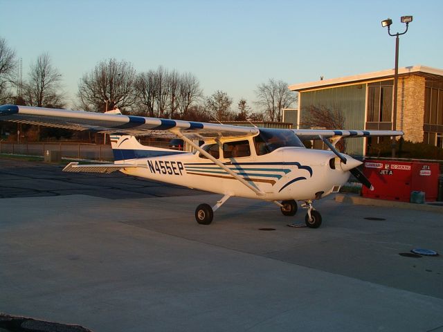 Cessna Skyhawk (N455EP) - Fuel stop, Nov 2006