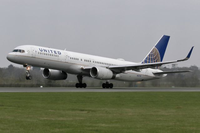 Boeing 757-200 (N57111) - UAL80 departs to EWR.